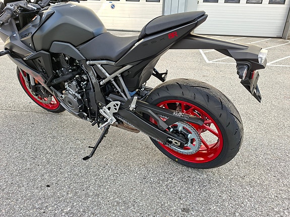 Suzuki GSX-8R 3 of 10
