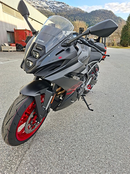 Suzuki GSX-8R 8 of 10