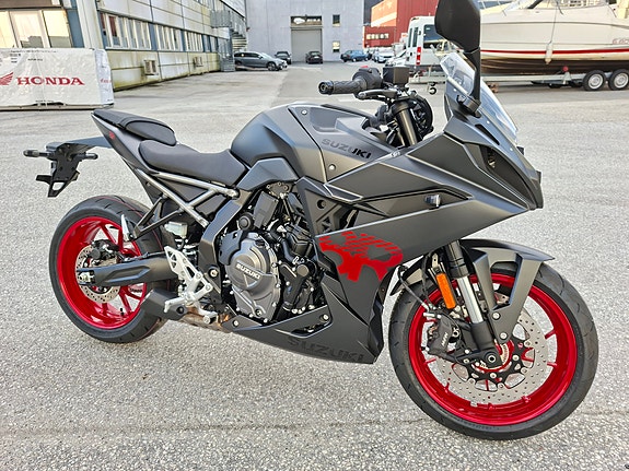 Suzuki GSX-8R 2 of 10
