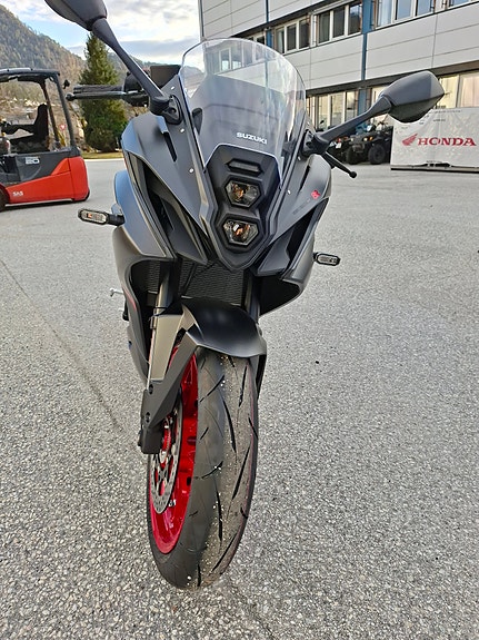Suzuki GSX-8R 6 of 10