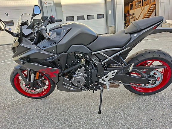 Suzuki GSX-8R 5 of 10