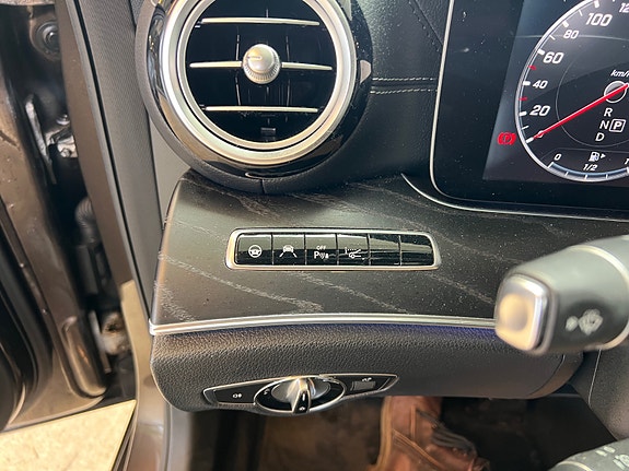 Mercedes-Benz E200 19 of 27
