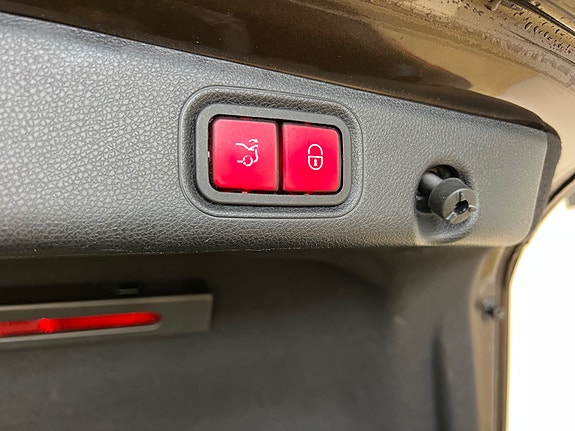 Mercedes-Benz E200 23 of 27