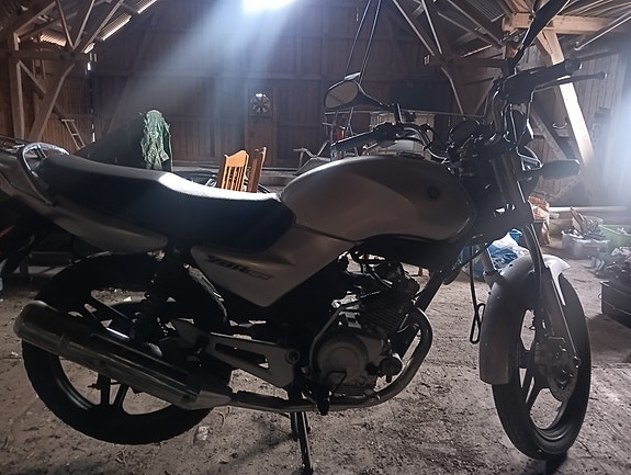 Yamaha YBR 125 2 of 8