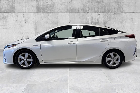Toyota Prius Plug-in Hybrid 2 of 18