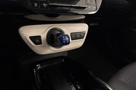 Toyota Prius Plug-in Hybrid 10 of 18