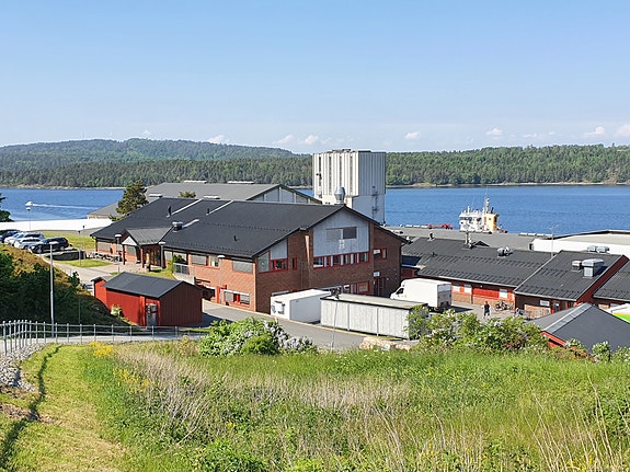 Vårt laboratorium ligger fint til ved Oslofjorden, med 12 min gangtid fra Kambo stasjon.