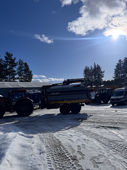 Demokjørt Kesla 144HD med vanntank og tømmerstaker, kr 1 100 000,-