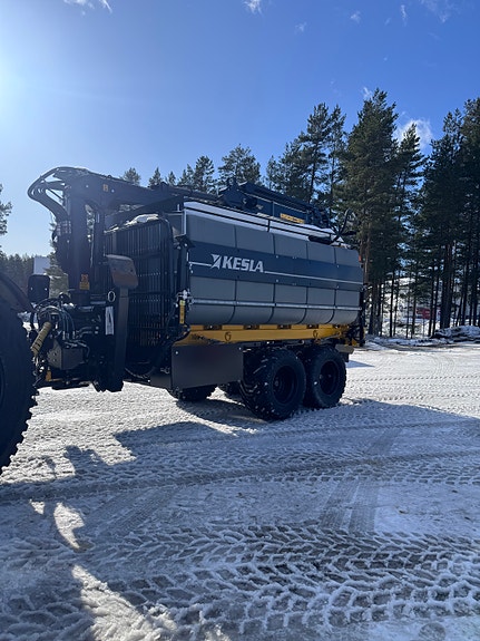 Demokjørt Kesla 144HD med vanntank og tømmerstaker, kr 1 100 000,-