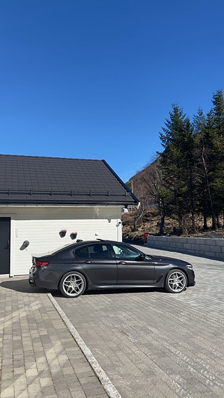 BMW 530e 3 of 5