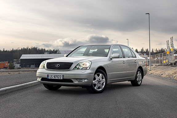 Lexus LS430 2 of 5