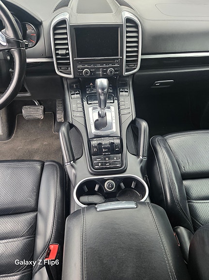 Porsche Cayenne 9 of 13