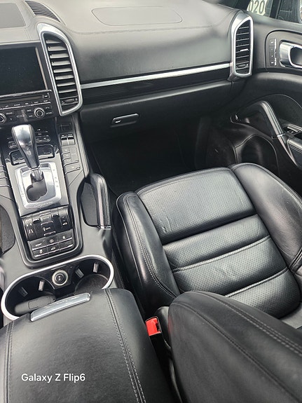 Porsche Cayenne 10 of 13
