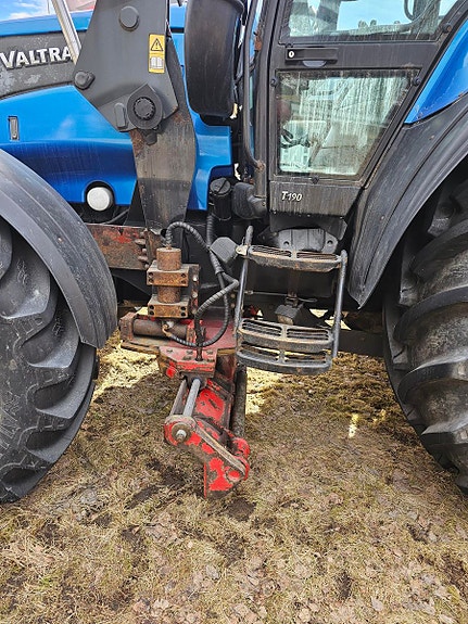 Valtra T190 med underliggende skjær 2007, kr 545 000,-
