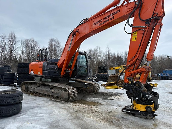 Hitachi Zaxis 250LC-6 2 of 5