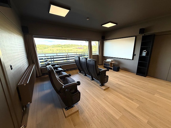 Vi har bla. eget kino rom som vi koser oss sammen med beboerne på