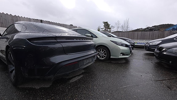 Forsikrings biler til behandling.