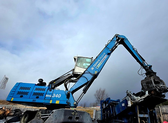 Behandling av ferdig demonterte og miljøsannerte biler til videre gjenvinning.