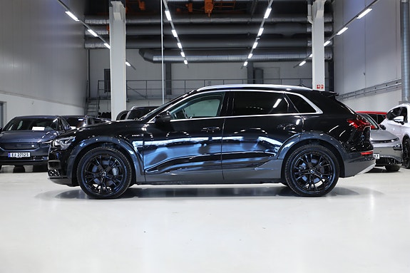 Audi e-tron 3 of 5