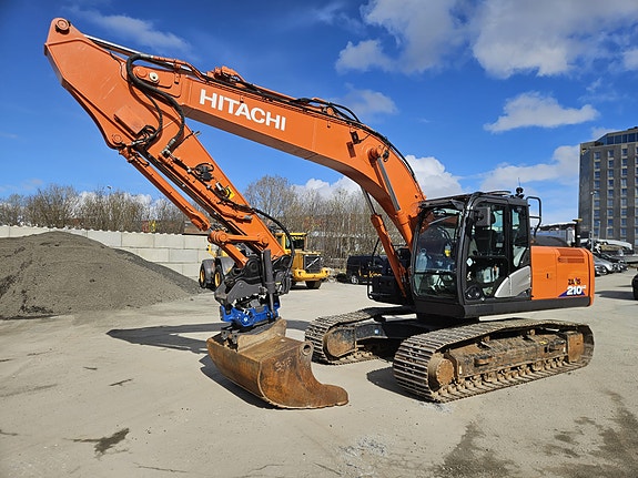 Hitachi ZX210LC-6 3 of 30