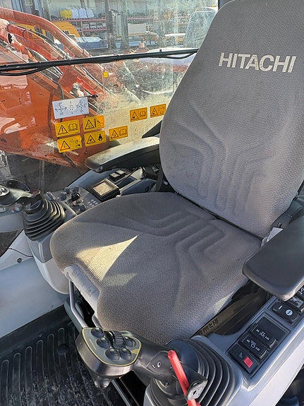 Hitachi ZX210LC-6 17 of 30