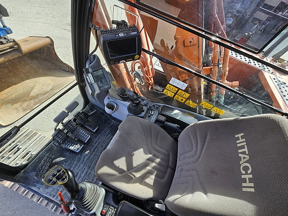 Hitachi ZX210LC-6 16 of 30