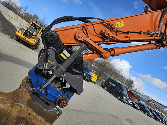 Hitachi ZX210LC-6 12 of 30