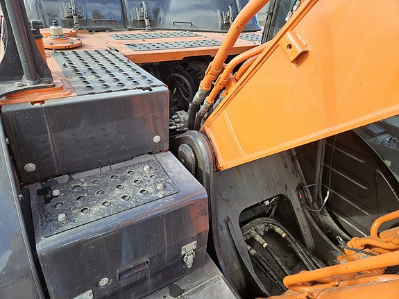 Hitachi ZX210LC-6 19 of 30