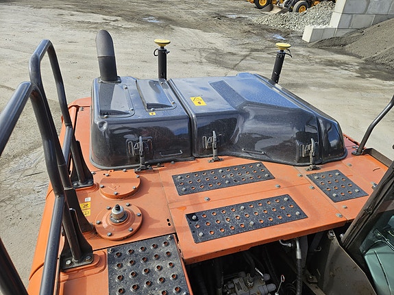 Hitachi ZX210LC-6 20 of 30