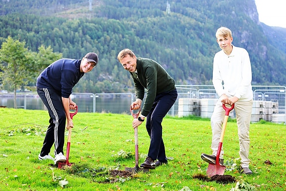 Ordføreren er med på første spadestikk til nytt stor-bygg i kommunen