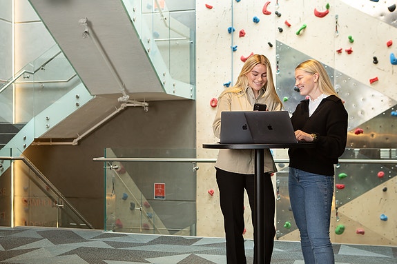 Vi holder til i freshe lokaler på Klinestadmoen.