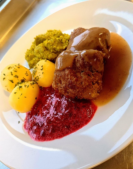 Våre dyktige kokker lager deilig hjemmelaget mat