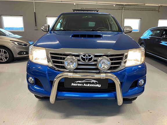 Toyota HiLux 2 of 5