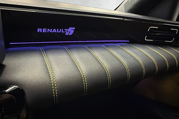 Detaljrik interiør med elegant søm og Renault-logo detalj.