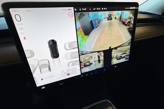 Dualskjermsystem med oversikt over bilstatus og 360-kamera.