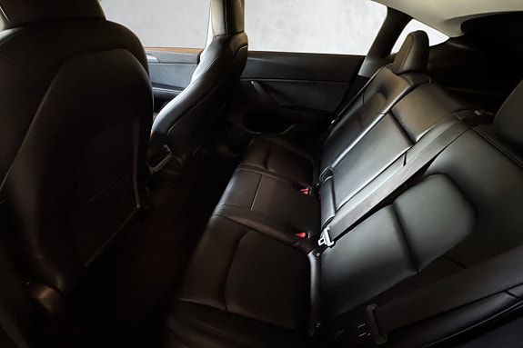 Bakseter i sort skinn gir førsteklasses komfort og stil.