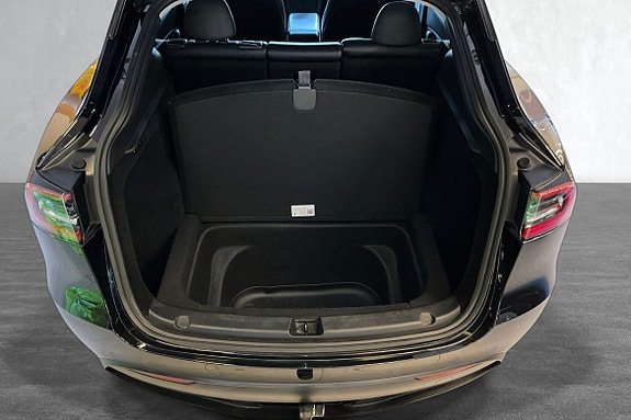 Romslig og ryddig bagasjerom med plan lastflate og sort interiør.