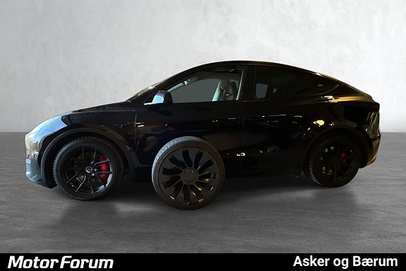 Sportslig frontprofil med stilige hjul og svart elegant lakk.