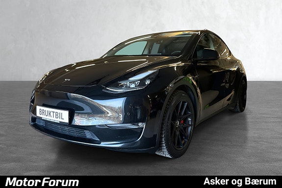 Sporty front med dynamiske felger og elegant svart lakk.