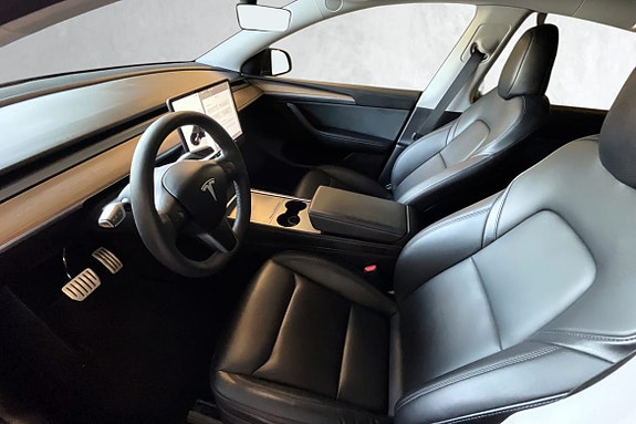 Moderne interiør med svart skinnseter og intuitiv midtkonsoll.