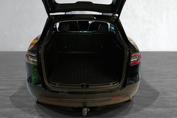 Åpen bagasjeromsplass med gummimatte - ideell for all slags last.