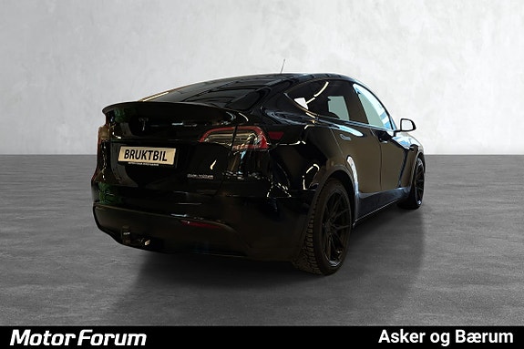 Bakparti med tonede vinduer og sportsspoiler