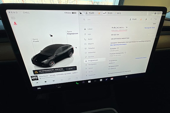 Digital skjerm viser modellinfo og intuitive kontrollmuligheter.
