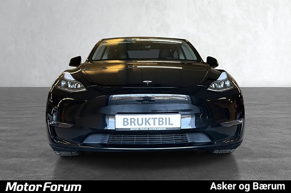 Slank front design i showroom med markant grill og flott finish.