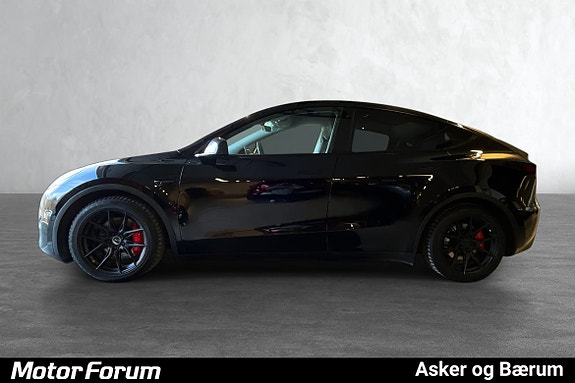 SUV med røde bremsekalipere og aerodynamisk profil.