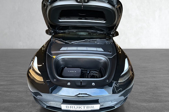 Åpent bagasjerom med plass til lading og enkel oppbevaring.