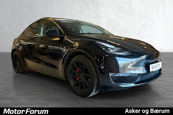 Elegant svart front med sportslige aksenter og stilrene hjul.