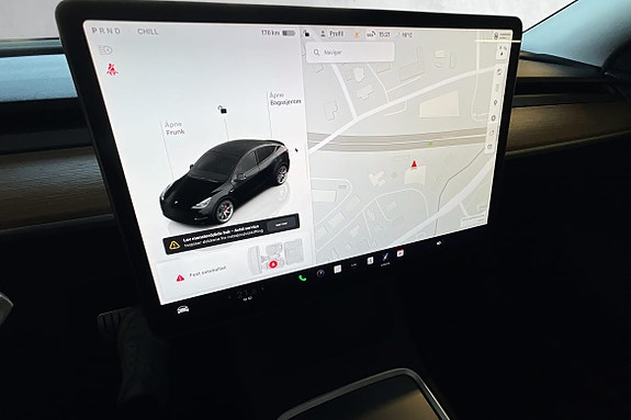 Stilren touchscreen med navigasjon og kjøredata i oversiktlig format.