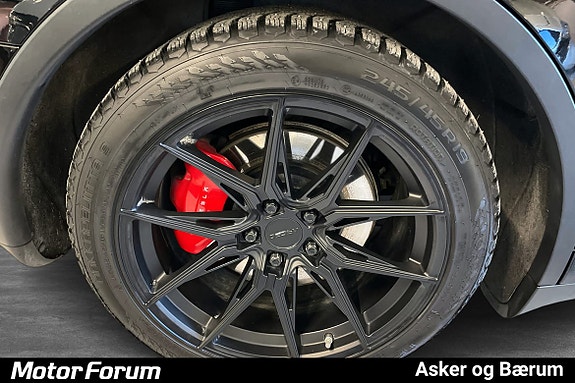 Multi-eikeblack alloy hjul med røde bremsekalipere fremhever sportspreg.