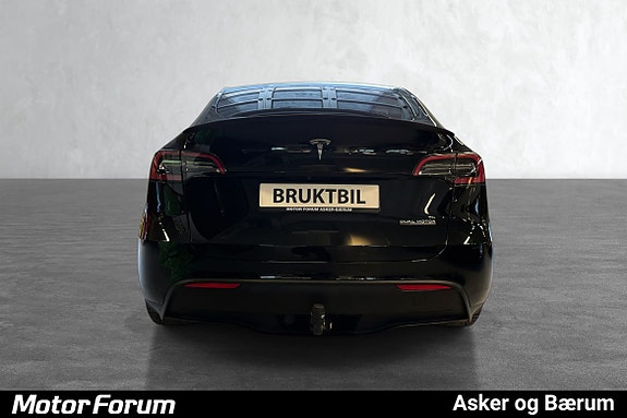 Moderne baklys og elegant design gir en kraftfull bakside.